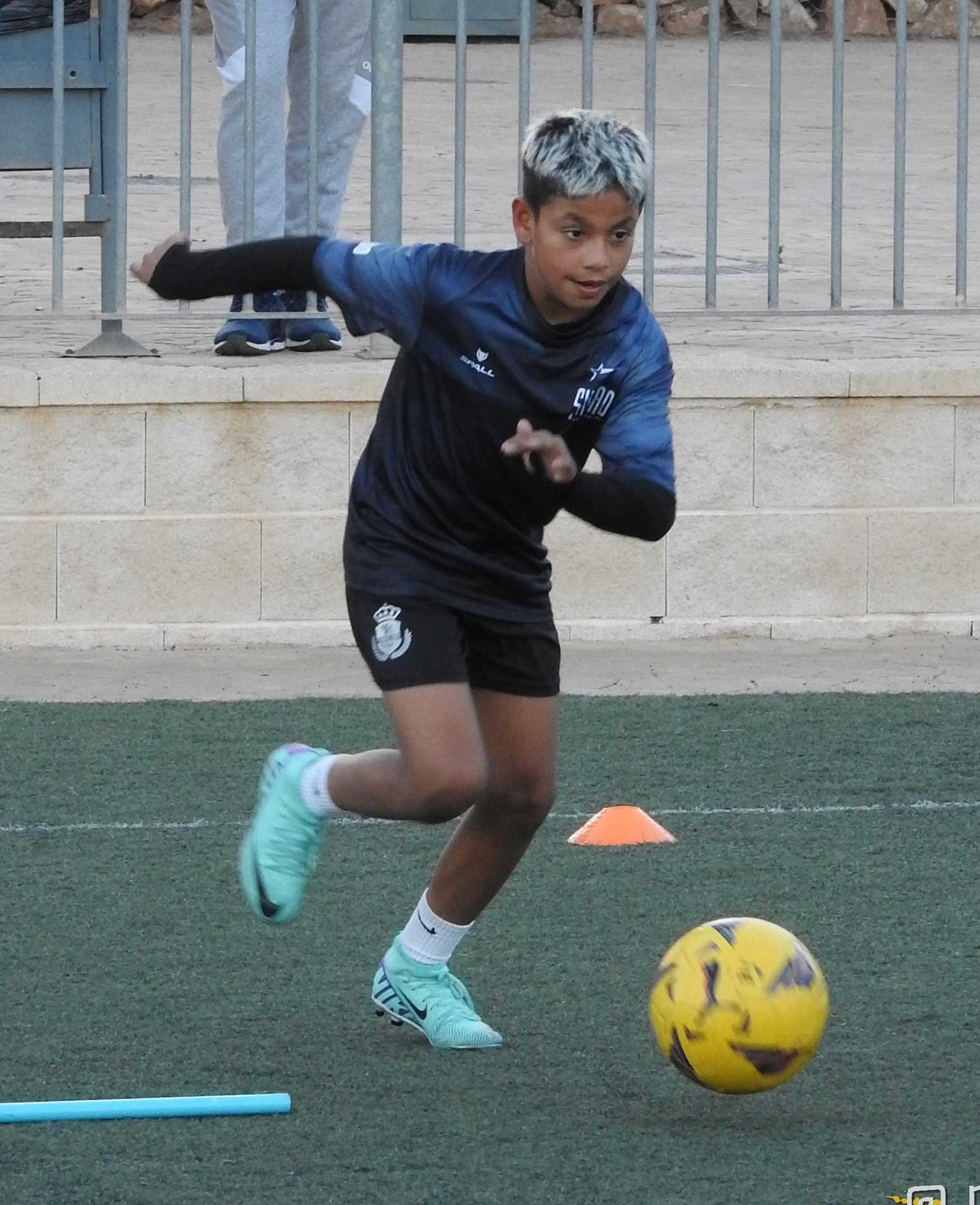 Joven futbolista en entrenamiento de habilidades técnicas en Simao Stars 20 Academy, Almería.