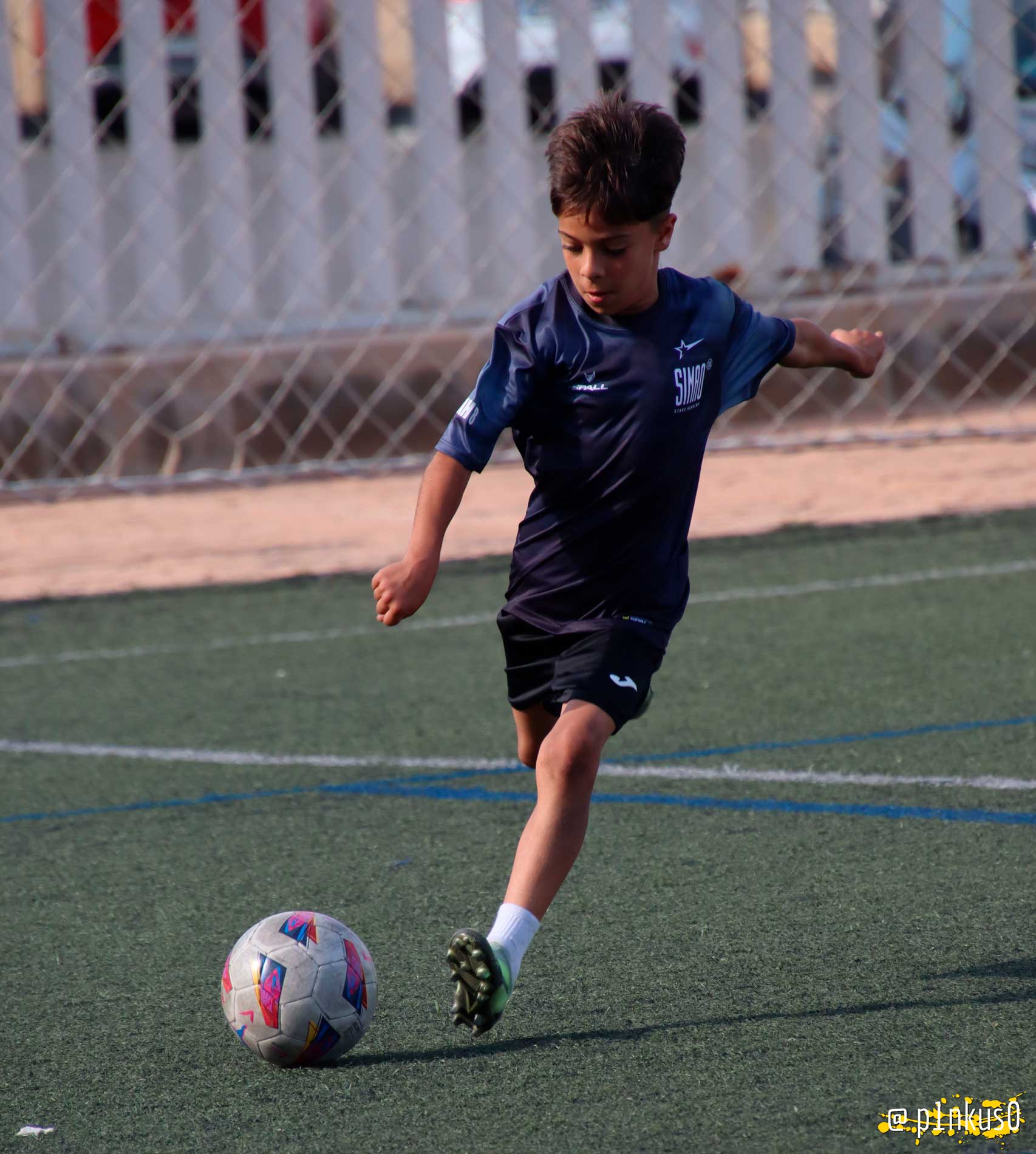 Joven jugador de fútbol entrenando en Simao Stars 20 Academy en Almería, practicando control y técnica en el campo.